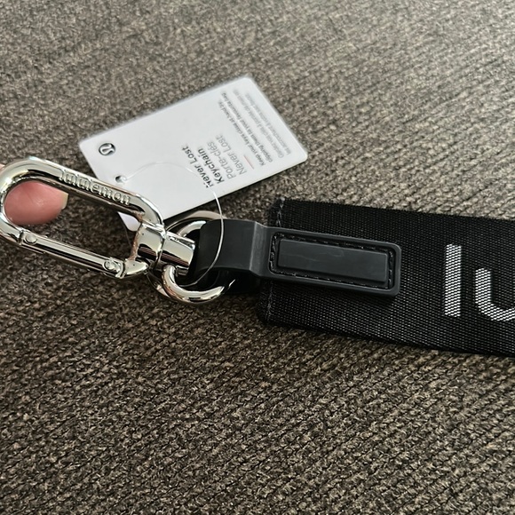 Lululemon 🍋❤️🍋 Black & Grey Never Lost Keychain~NWT - Picture 4 of 7